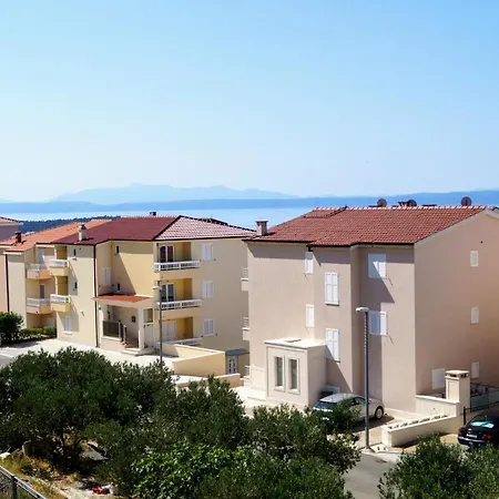 Ivona With Beautiful Seaview Apartment Makarska