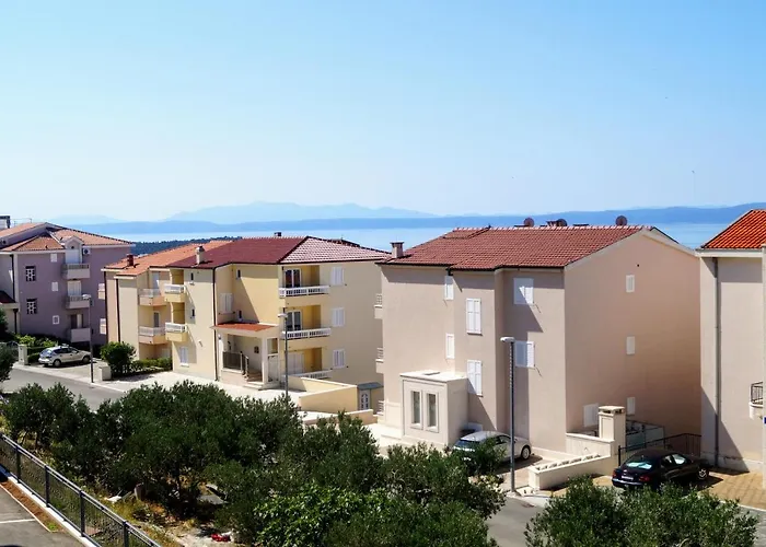 Ivona With Beautiful Seaview Apartment Makarska
