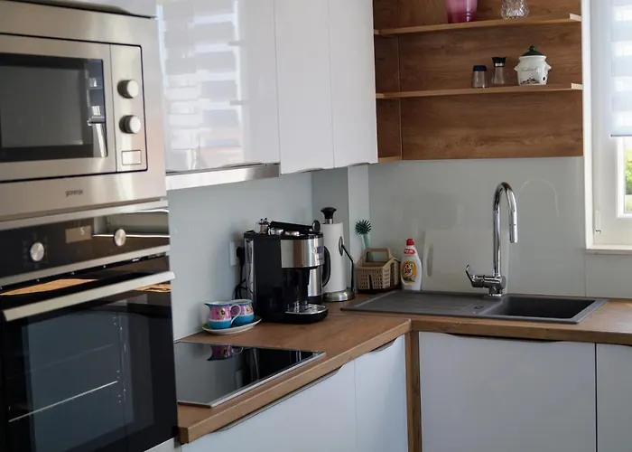 Ivona With Beautiful Seaview Apartment Makarska